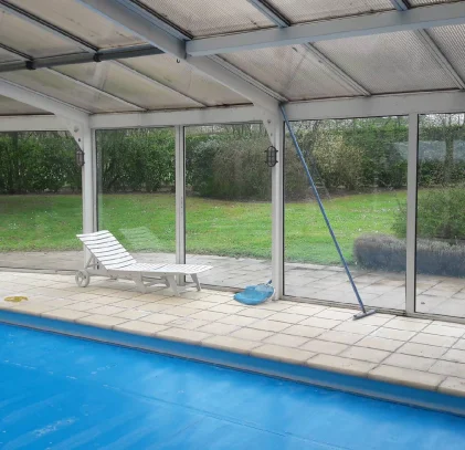 garagiste à huriel dans l'allier 03 entrain de configurez le véhicule de sa cliente